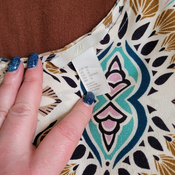 Size 12 - H&M short sleeve top - Picture 3 of 3